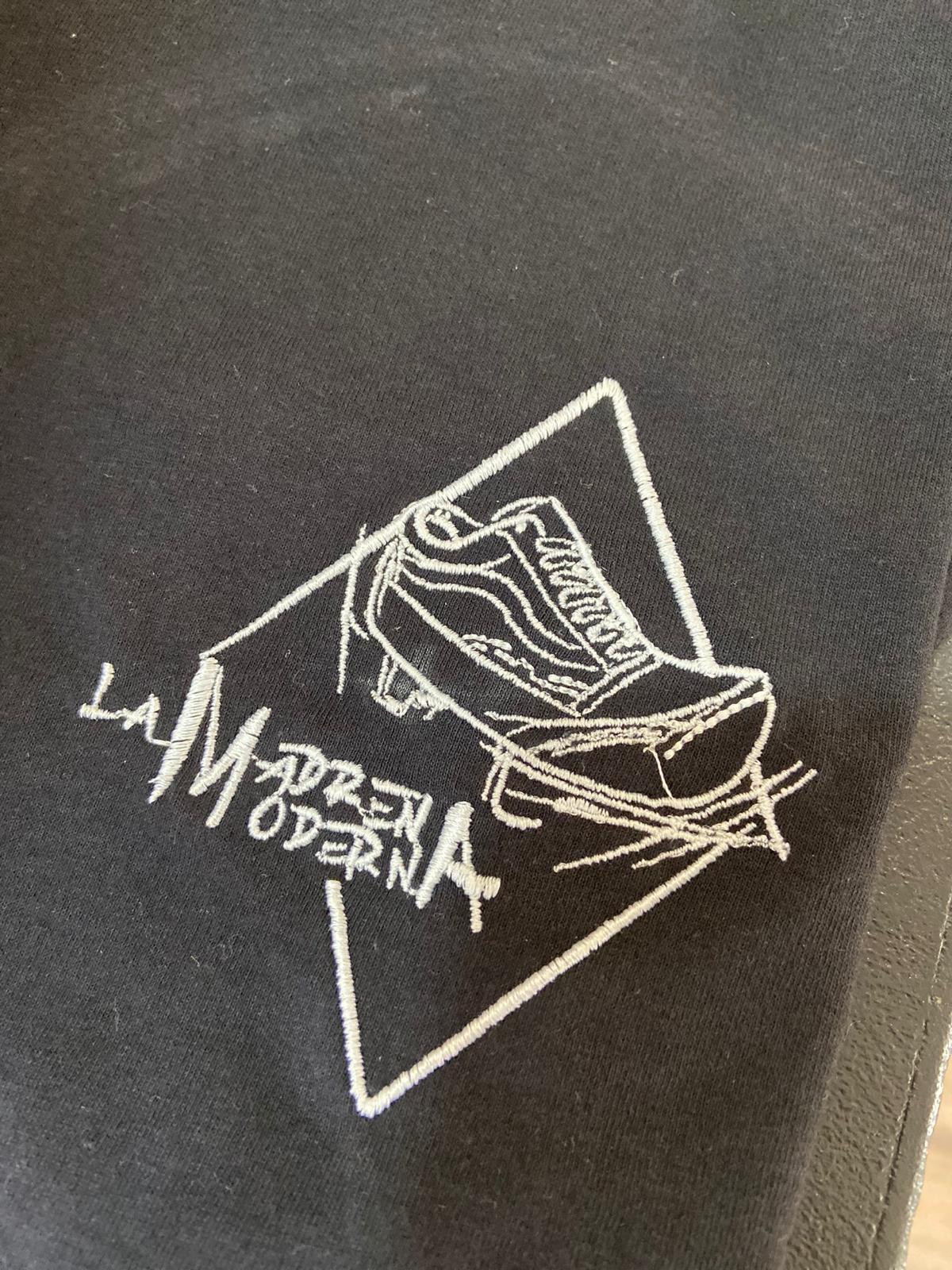 Camiseta blanca o negra bordada