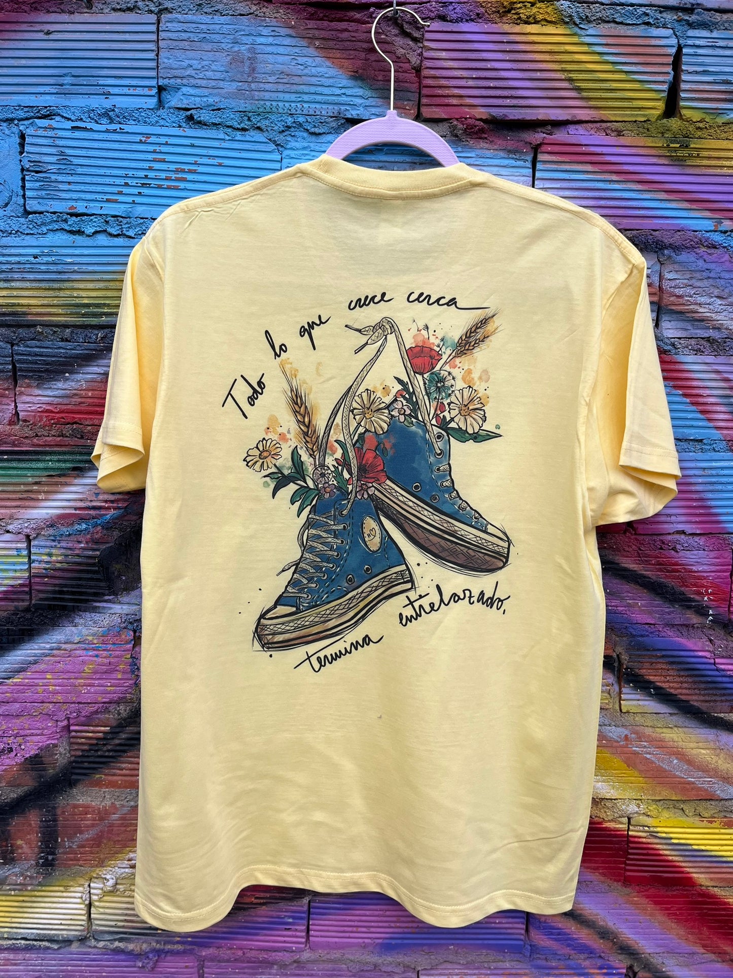 Camiseta Amarilla Zapatillas Azules